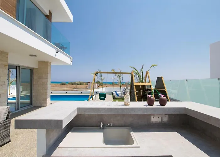 Lynn Boutique Beachfront Holiday home *