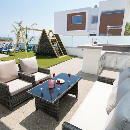 Lynn Boutique Beachfront *