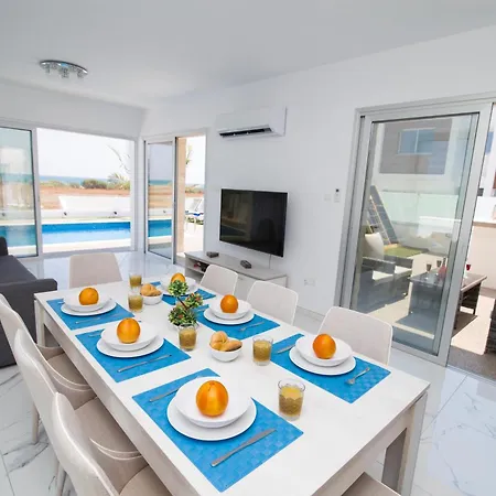 בית נופש Lynn Boutique Beachfront