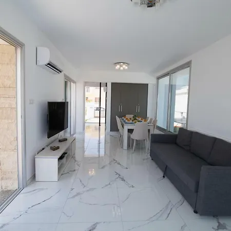 Lynn Boutique Beachfront בית נופש *