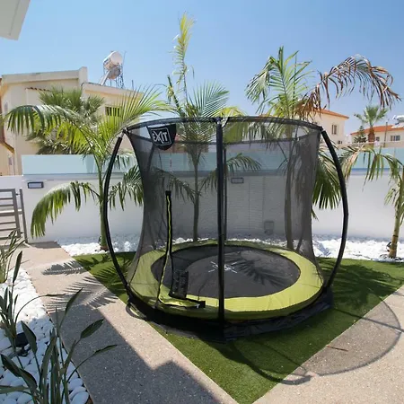 בית נופש Lynn Boutique Beachfront