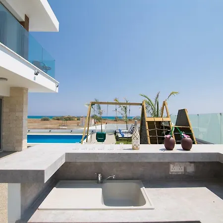 Lynn Boutique Beachfront בית נופש *