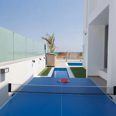Lynn Boutique Beachfront בית נופש