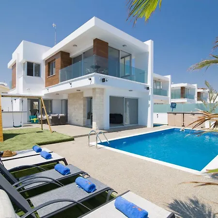 Lynn Boutique Beachfront איה נאפה
