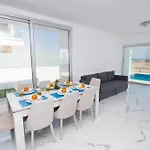 Lynn Boutique Beachfront *