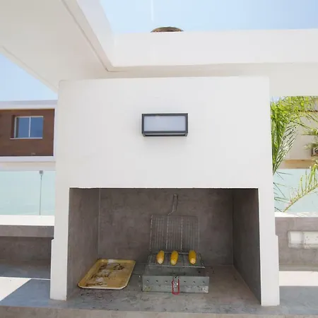 Lynn Boutique Beachfront Hébergement de vacances Ayía Nápa