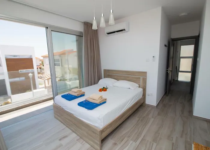 Lynn Boutique Beachfront Dom wakacyjny Ajia Napa