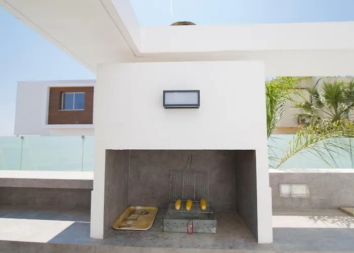 Lynn Boutique Beachfront Dom wakacyjny Ajia Napa